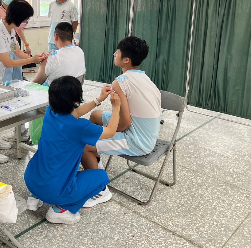 新竹市政府安排医疗团队进入校园接种新冠XBB疫苗，迄今近2000名学童完成接种。图／竹市府提供