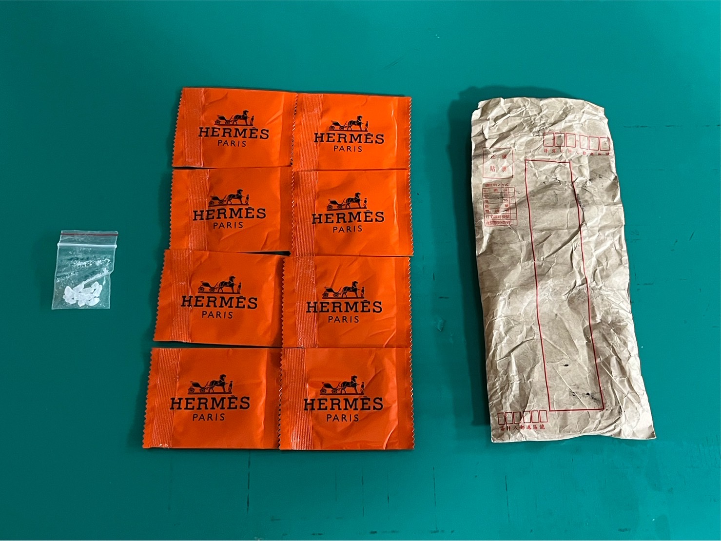 在朱男丢弃的毒品信封袋中，爱马仕颜色图样的毒品咖啡包相当醒目。记者古和纯／翻摄