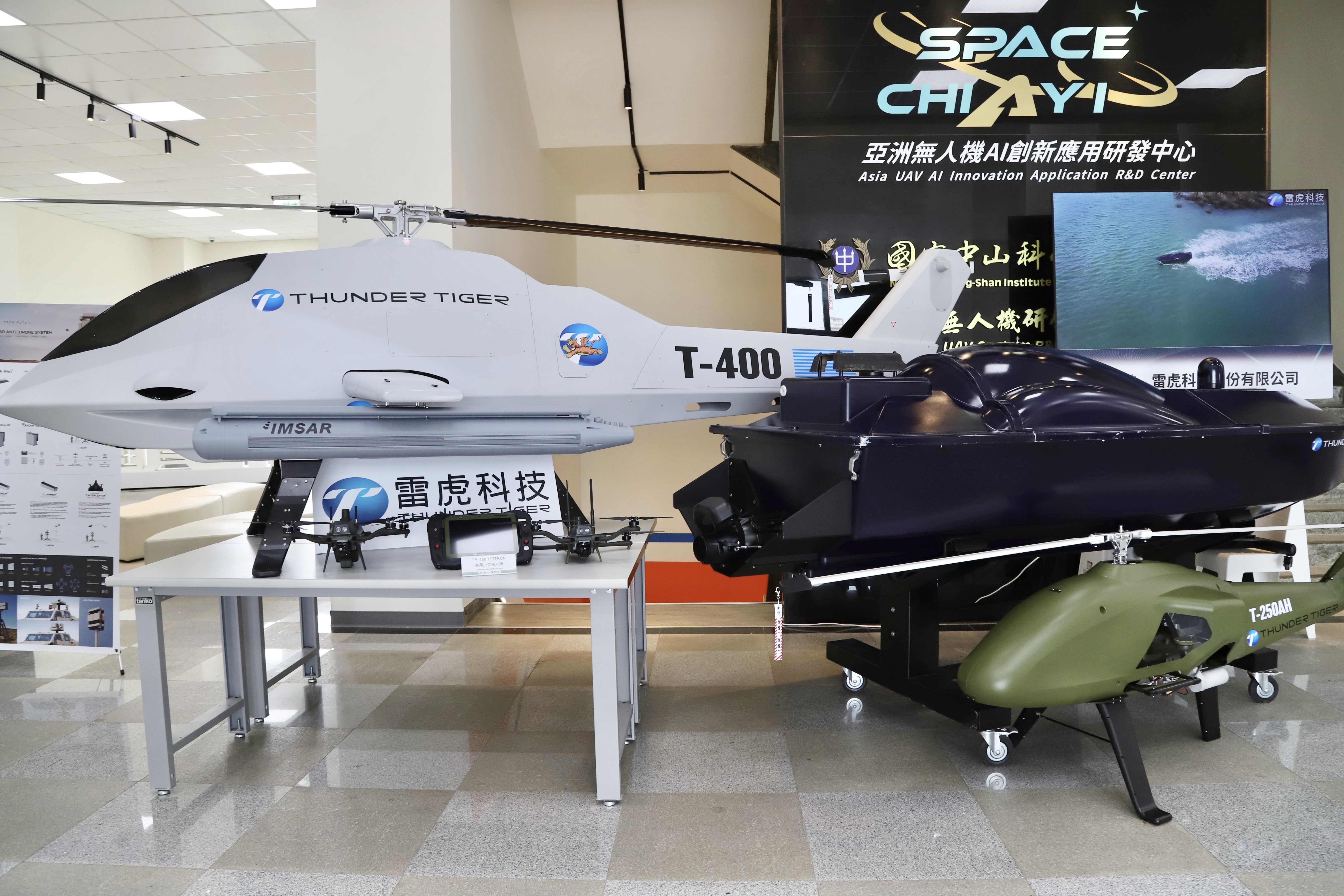 雷虎科技等厂商展示各种无人机产品。嘉义县政府提供