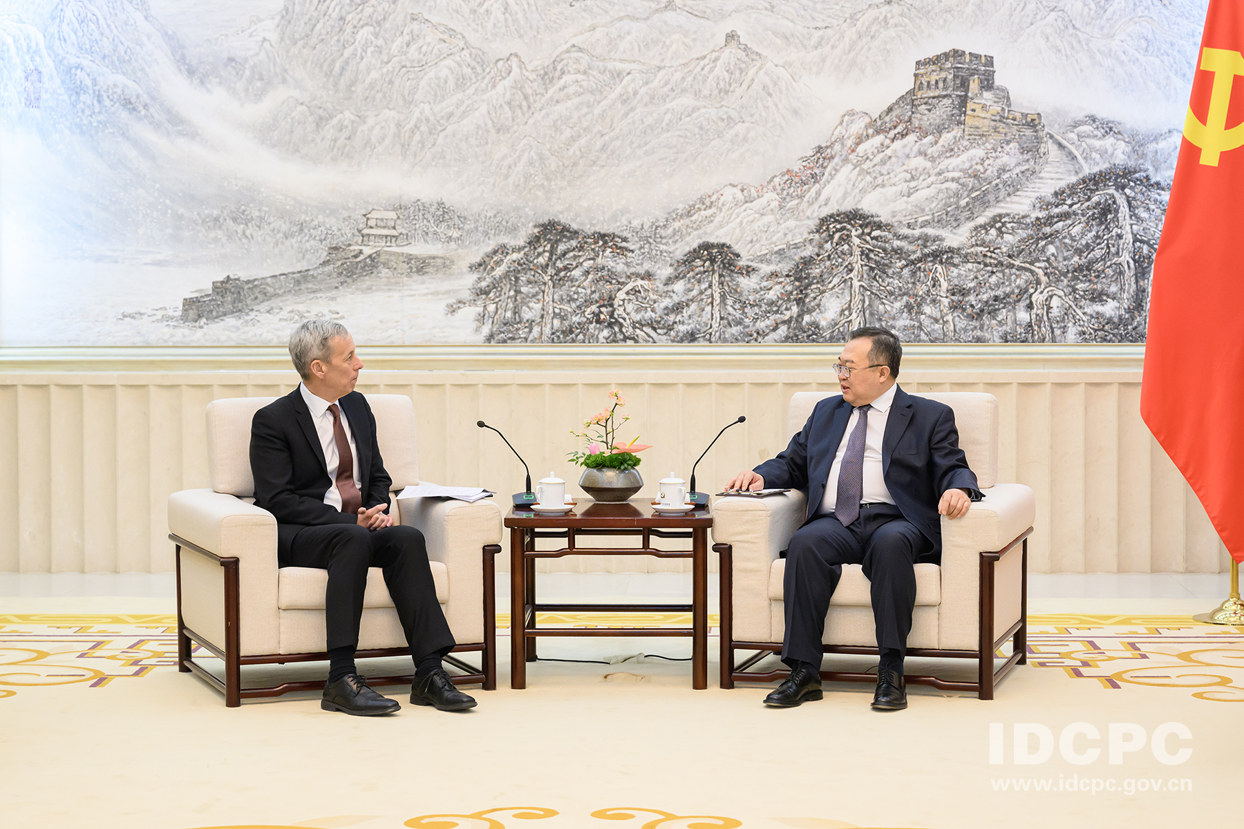 中共中联部部长刘建超22日在北京会晤美中贸易全国委员会会长艾伦（Craig Allen）。（取自中联部网站）