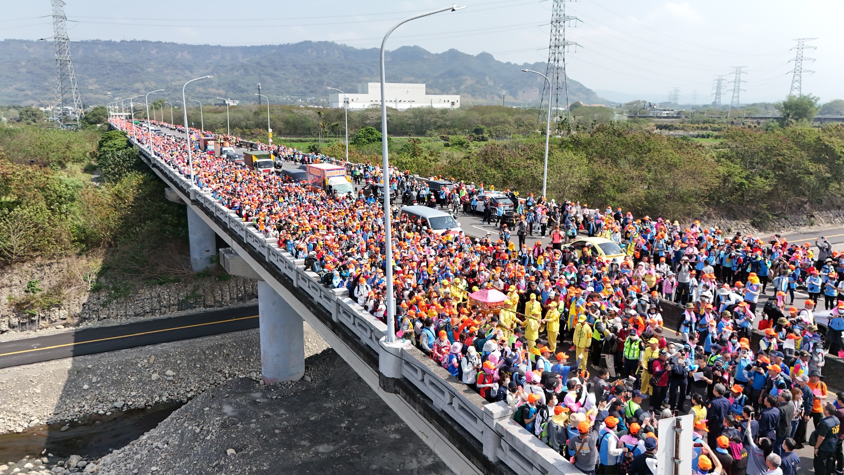 「粉红超跑」从彰云大桥进入云林县境时，多达20万人随行，场面盛大。图／白沙屯妈祖网路电视台提供