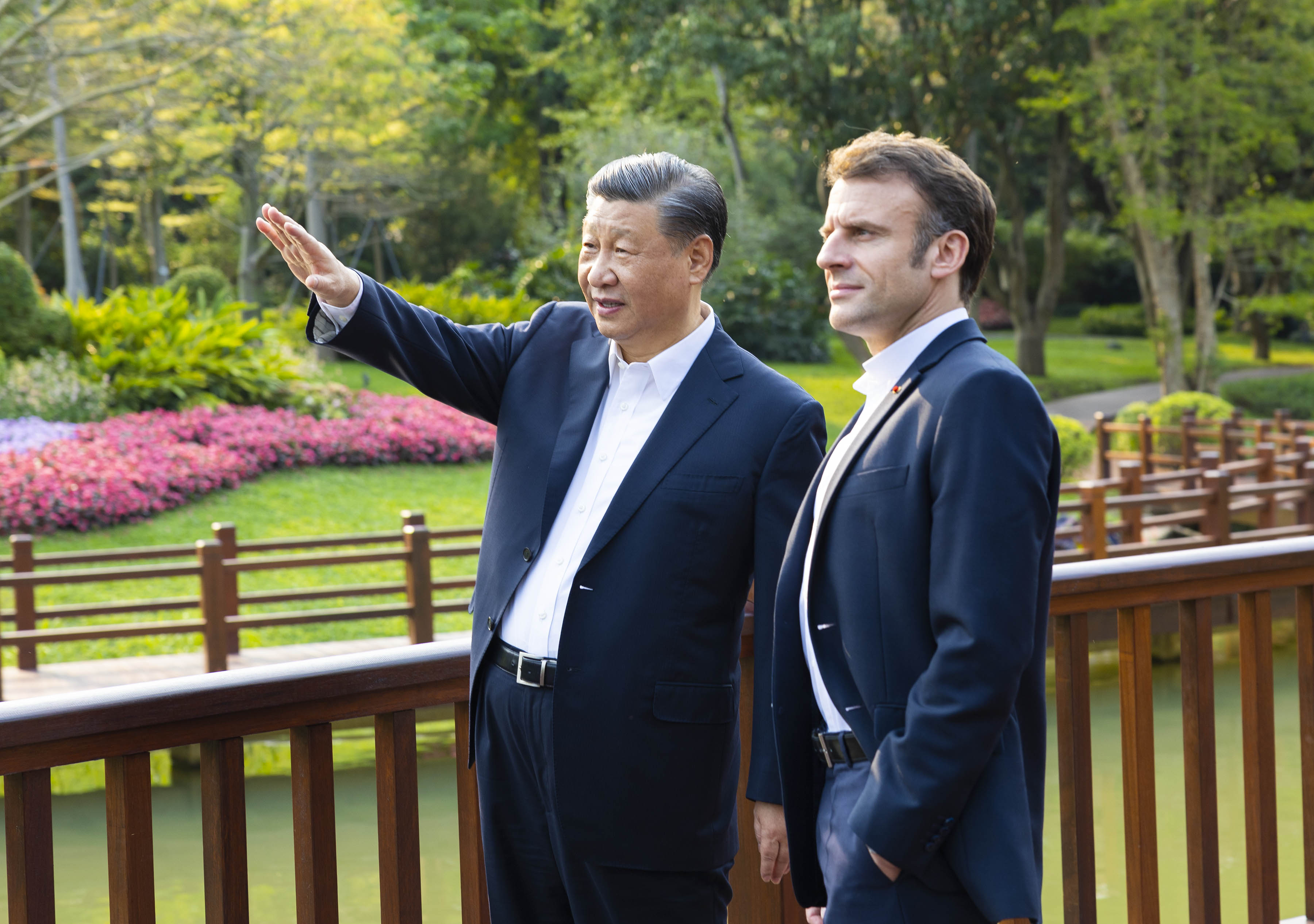 法国总统马克宏（右）计划在今年5月于巴黎招待来访的大陆国家主席习近平（左）。图为2023年4月双方在中国会晤。新华社
