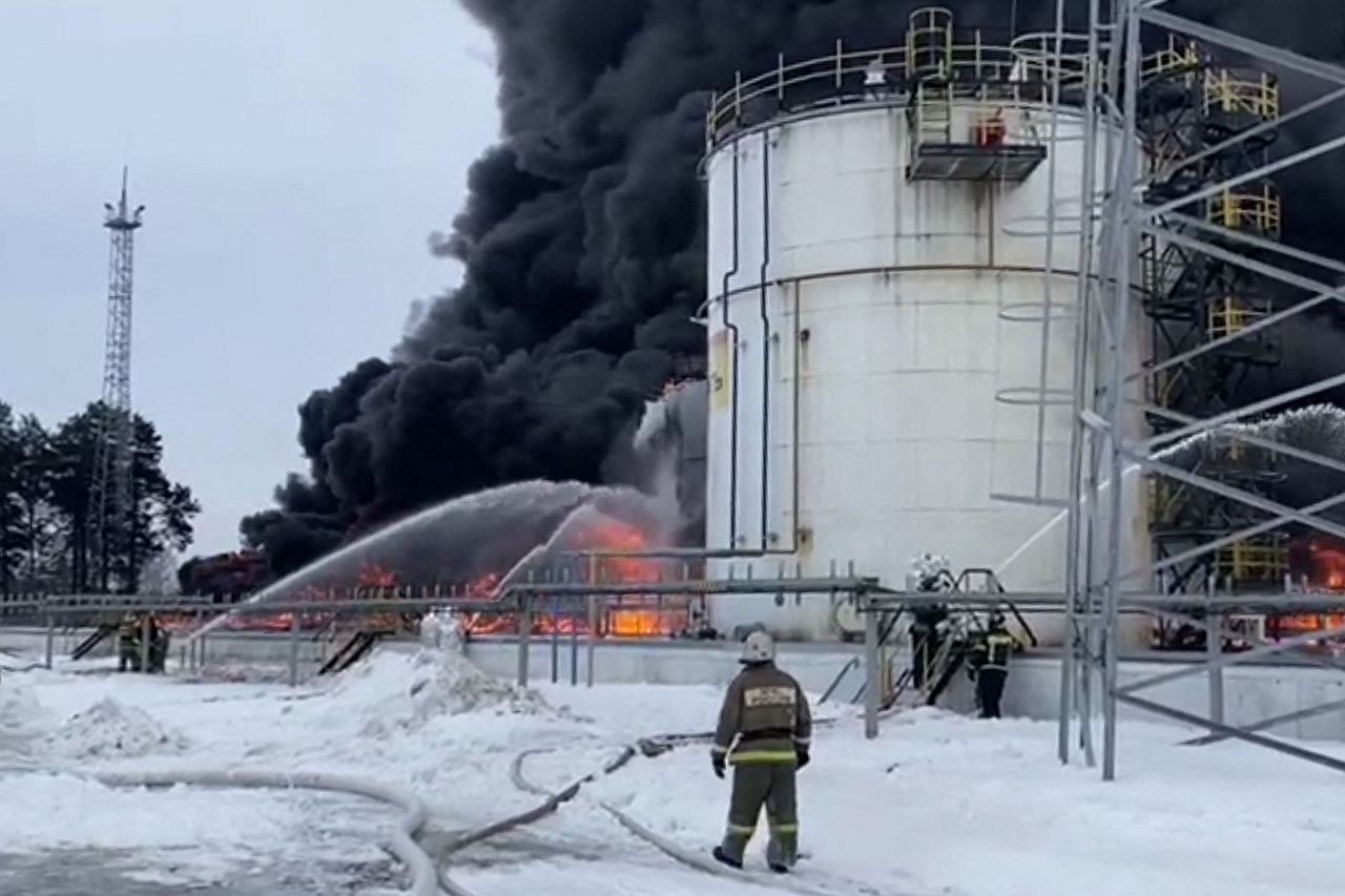 这张撷取自俄罗斯紧急情况部1月19日发布宣传影像的照片显示，布良斯克州克林齐遭无人机攻击后，救援人员努力扑灭一处油库的火势。欧新社