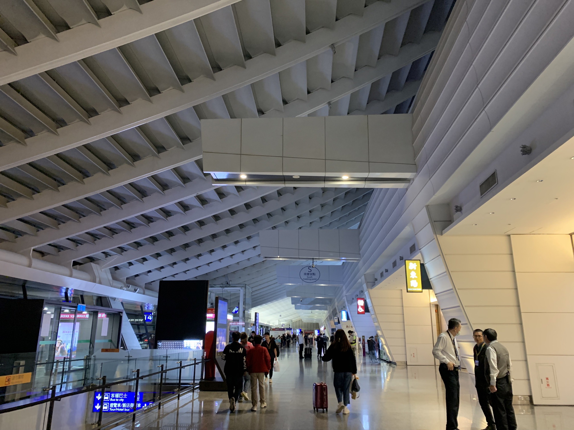 为降低关灯活动对机场营运及旅客出入境作业影响，机场公司已预先进行灯光调整预演。图／桃机公司提供