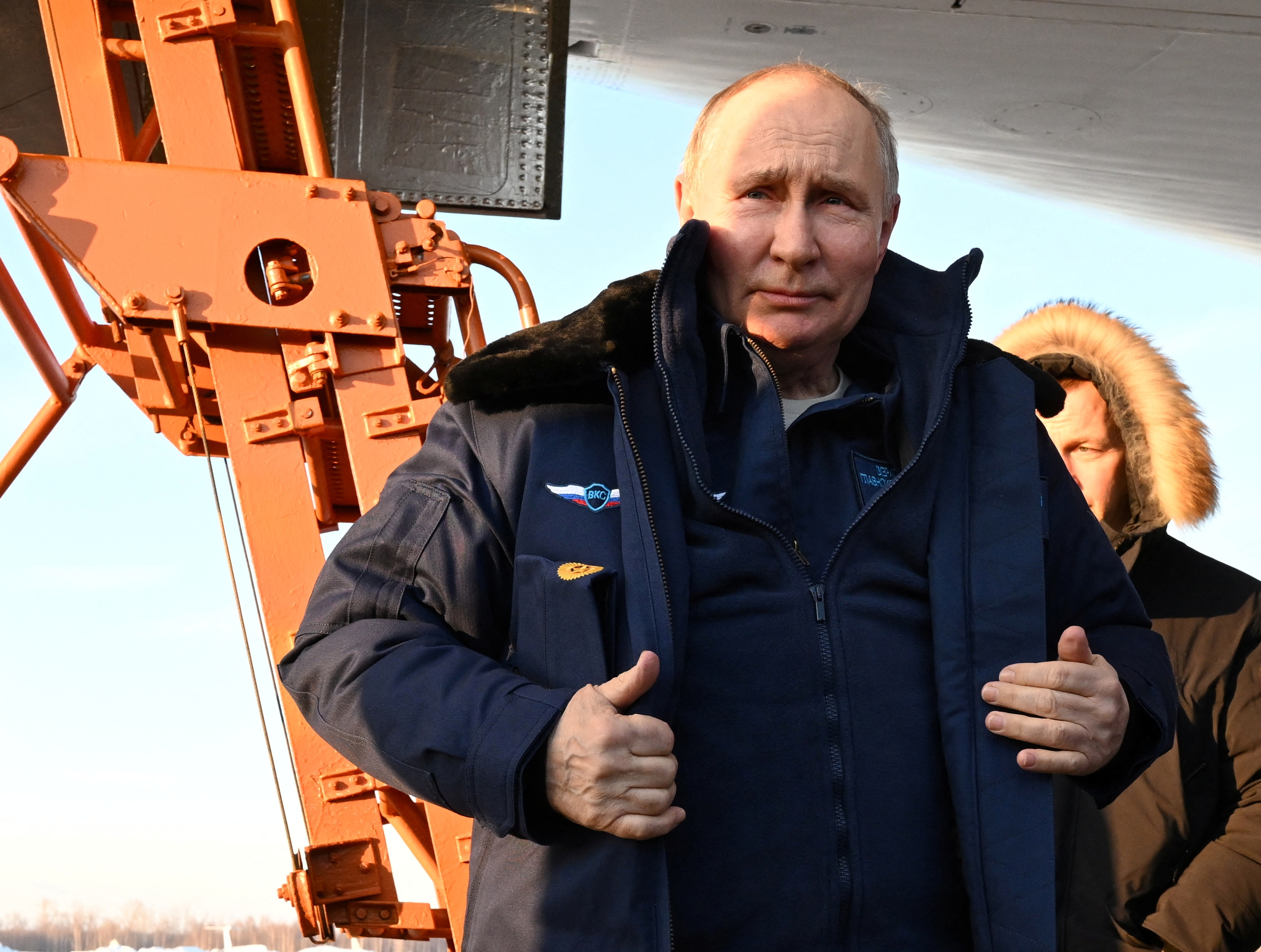 普亭今年2月下旬试飞过改良后的Tu-160M战略轰炸机后，双手竖起大拇指。路透