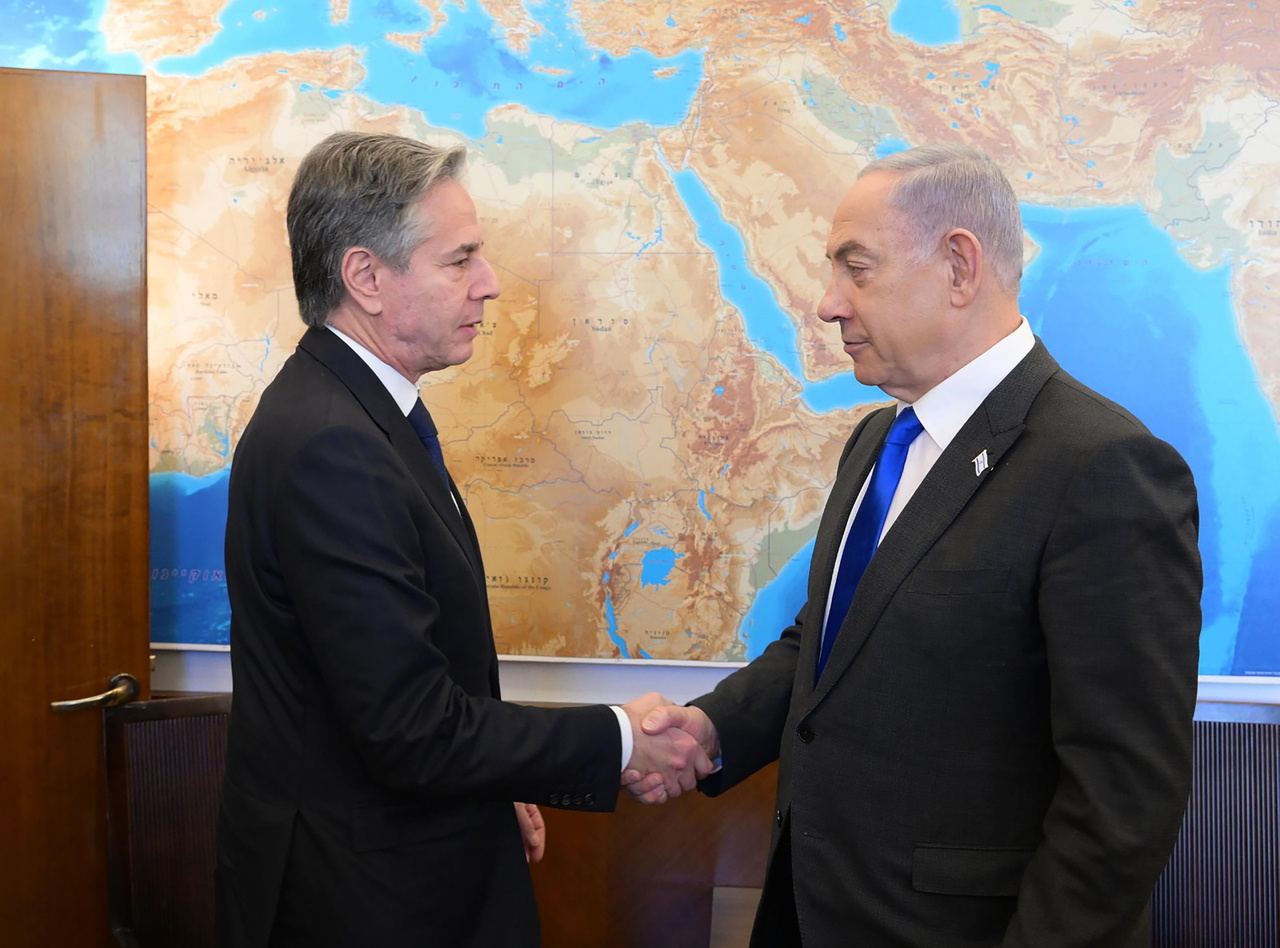 以色列总理内唐亚胡（右）和美国国务卿布林肯（左）。欧新社资料照