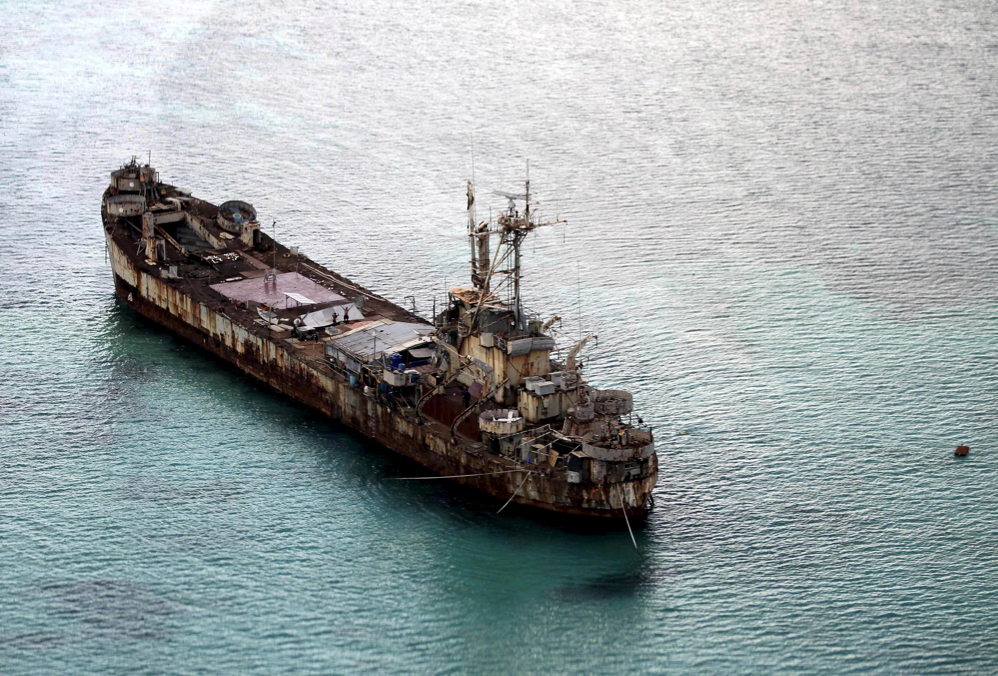 图为菲律宾于1999年搁浅在仁爱礁上的「马德雷山号」登陆舰。（路透）
