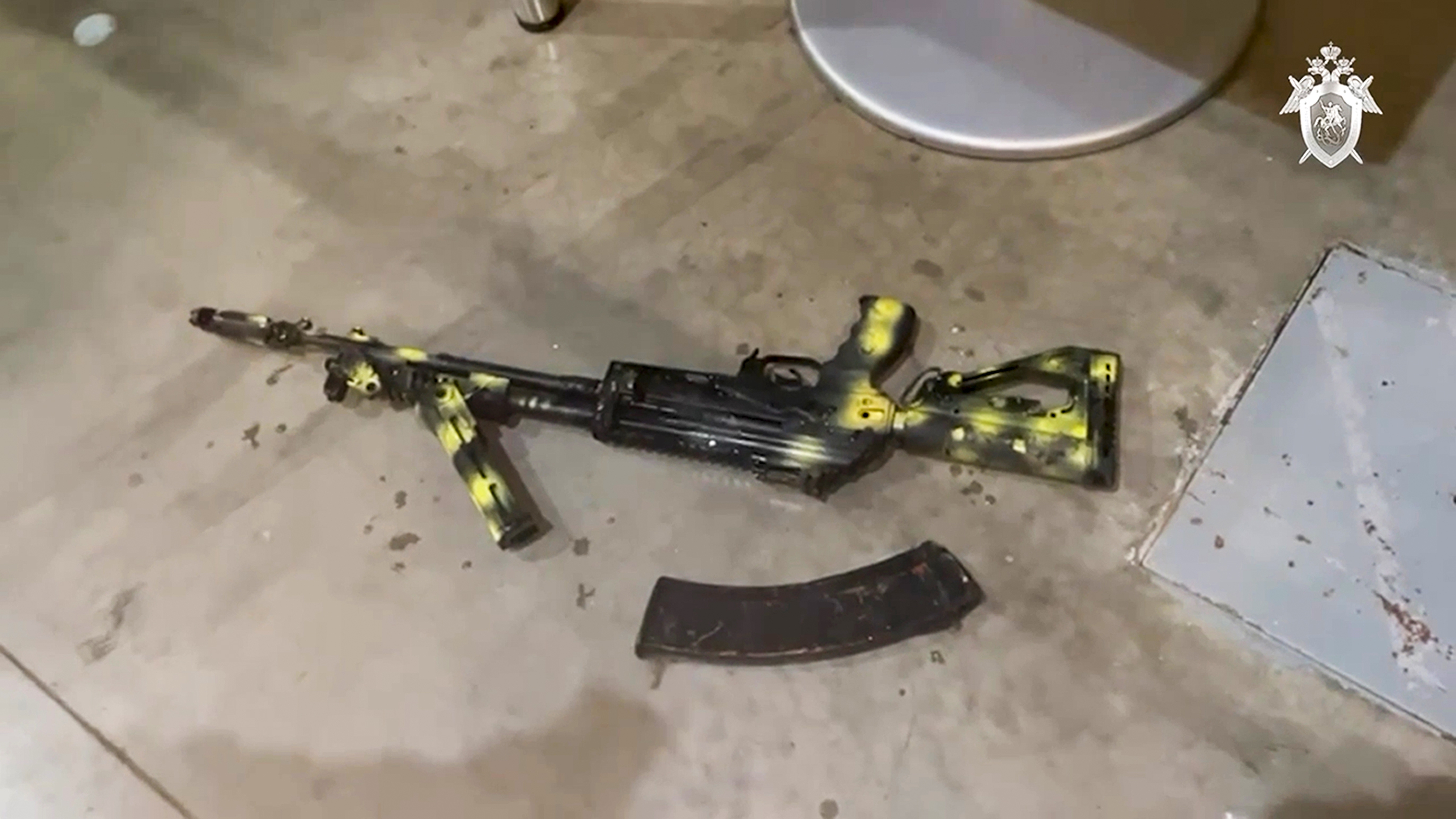 I俄罗斯调查人员稍早公布在事发现场找到的AK-47枪械和弹匣。美联社
