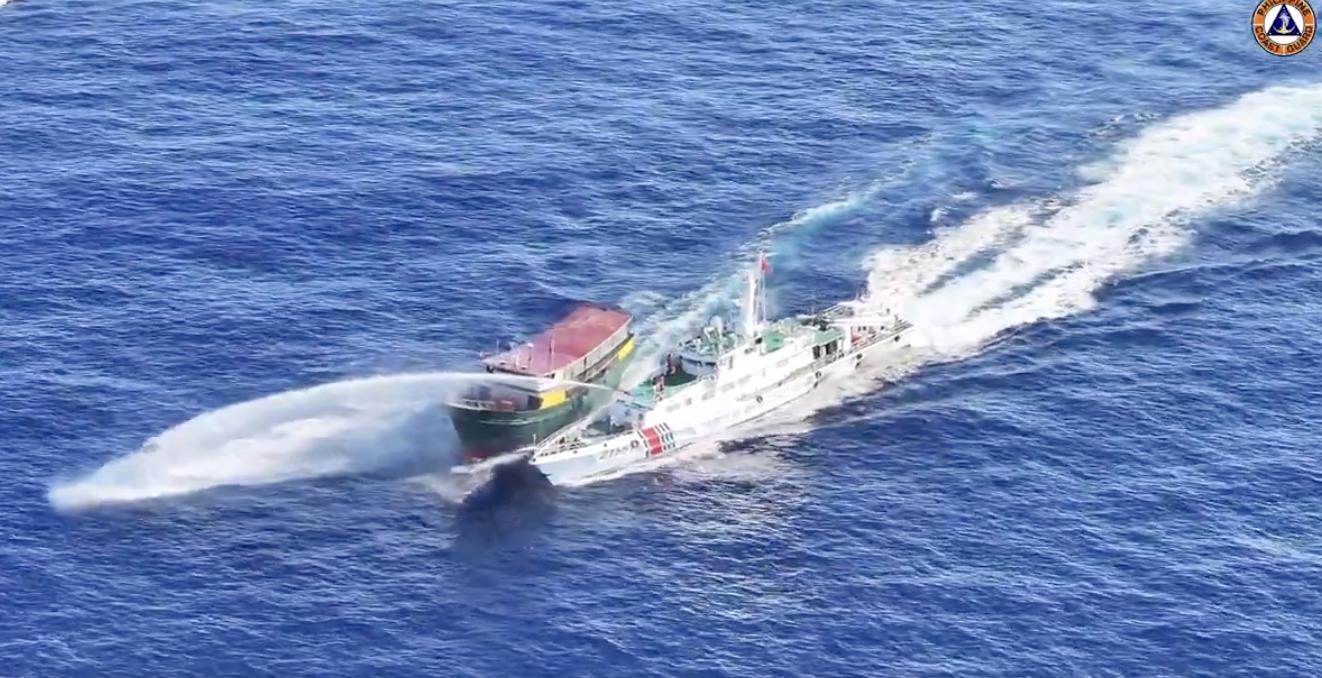 中国海警表示，菲律宾23日向仁爱礁非法「坐滩」军舰运补建筑材料，依法对菲船采取「管制措施」。图为本月5日中国海警船（右）于仁爱礁周边海域对菲律宾运补船发射水砲，双方亦发生轻微碰撞。（截取自菲律宾海警队X平台）