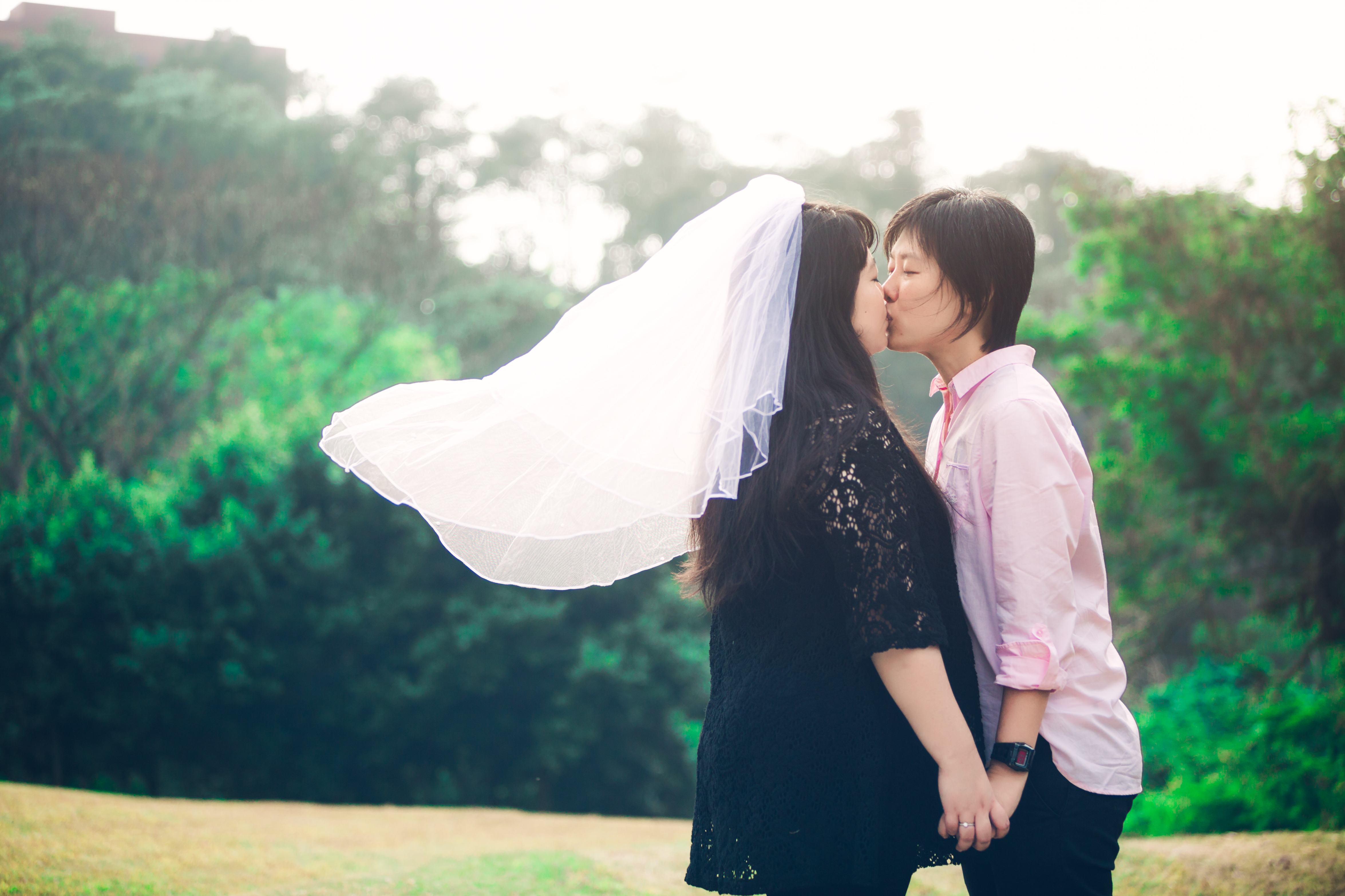 松鼠文化创办人赖凯俐（左）克服万难，与马来西亚伴侣阿唐成婚。图／赖凯俐提供