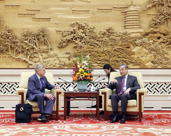 中共外办主任兼外长王毅（右）26日会见了知名国关学者艾利森。图／取自大陆外交部官网