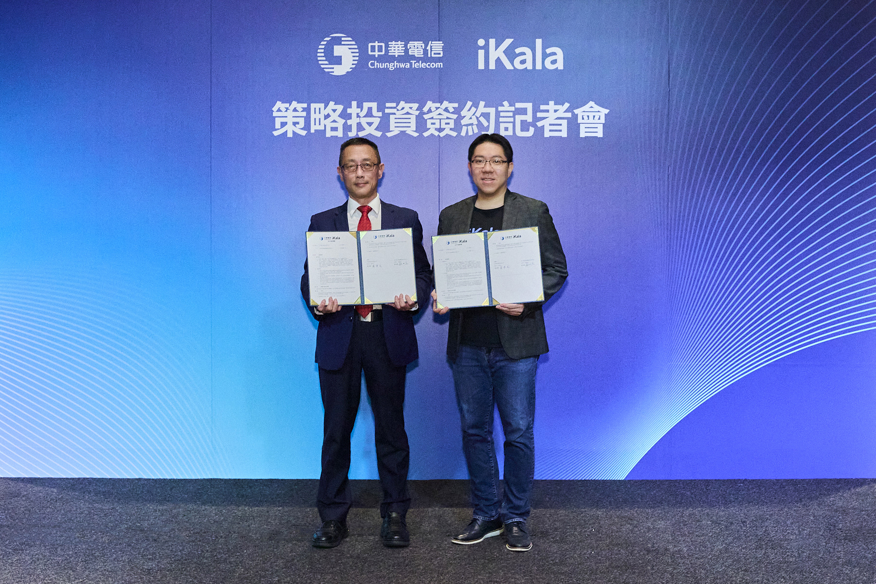 中华电信策略性领投AI（人工智慧）新创公司iKala。左为中华电信企业客户分公司总经理张本元、右为iKala共同创办人暨执行长程世嘉。图／iKala提供