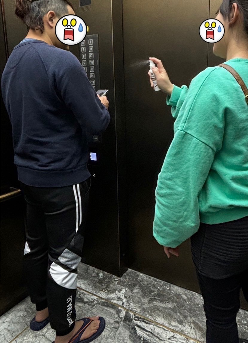 一名女性住户因长期不满男邻居在公共区域抽烟，一日在男子抽完烟进电梯后，拿出身上的酒精罐不停喷向对方，双方因此发生肢体冲突。图撷自「爆怨2公社」