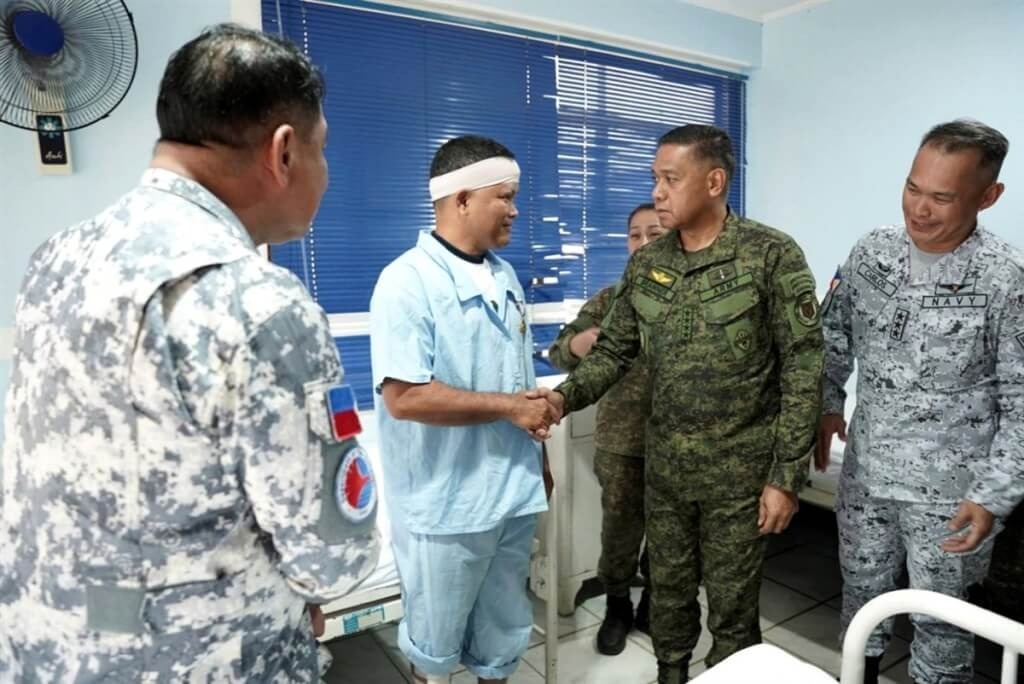 菲律宾参谋总长布劳纳（前右2）、因强力水柱受伤的人员（左2）。