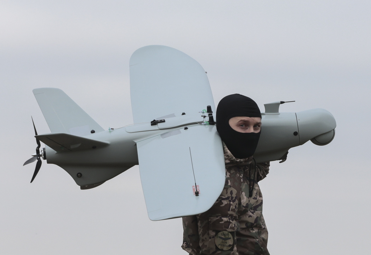 图为一名乌克兰军人扛著一架无人机。欧新社