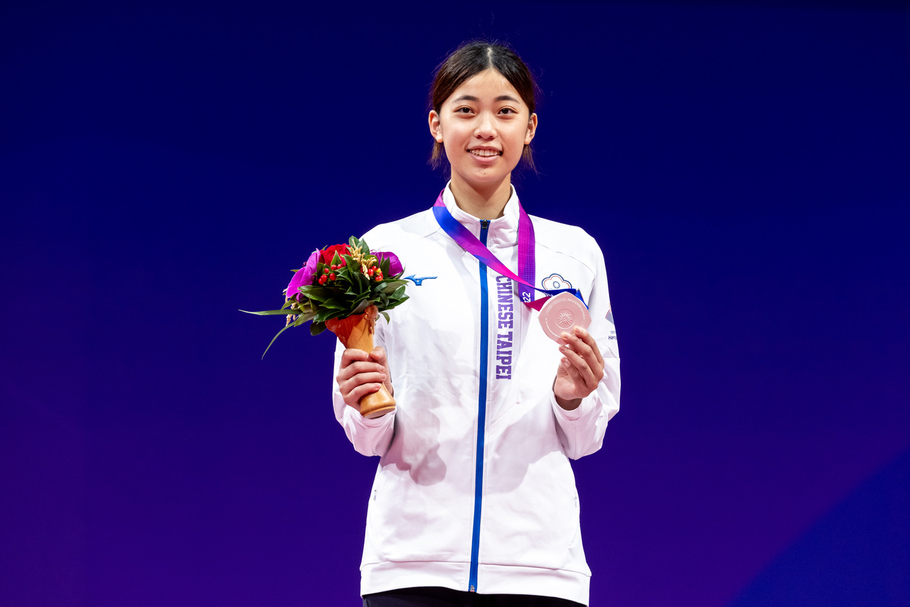 在东京奥运跆拳道项目获得铜牌的选手罗嘉翎获颁救国团青年奖章。图／联合报系资料照片