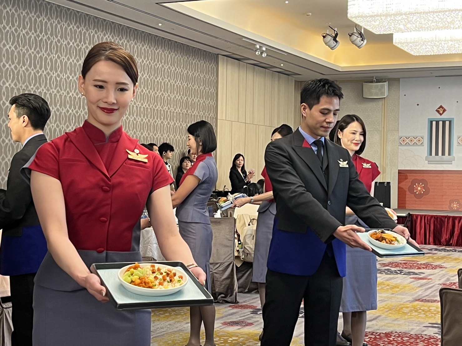 华航空服展示米香机上新菜色，4月起台湾出发的东南亚、两岸以及部份日航航线全舱等亮相。记者甘芝萁／摄影