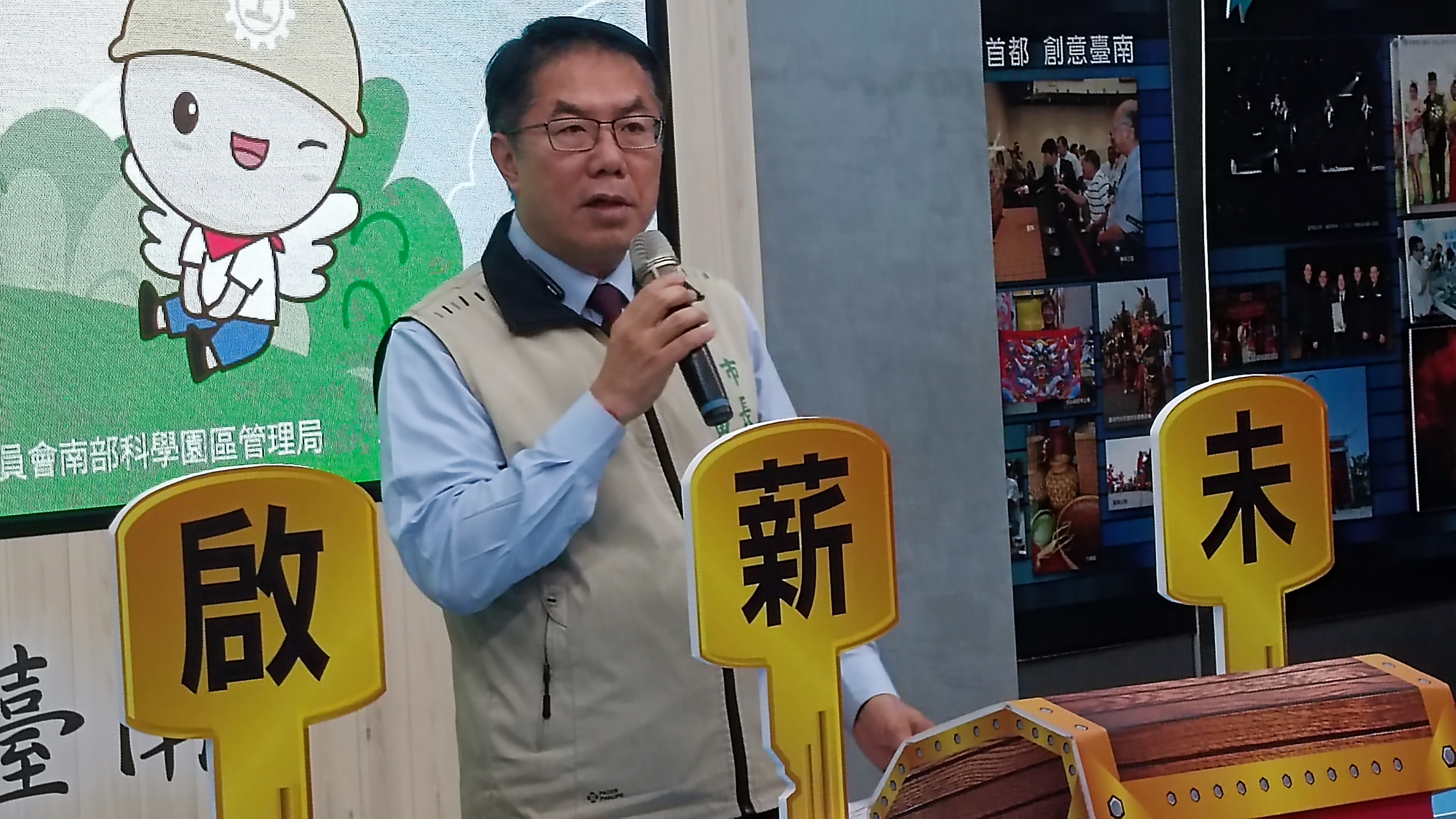 国土法传出拟「踩煞车」，台南市长黄伟哲上午说，尊重中央，盼在国土规画及地方民意之间取得平衡。记者谢进盛／摄影