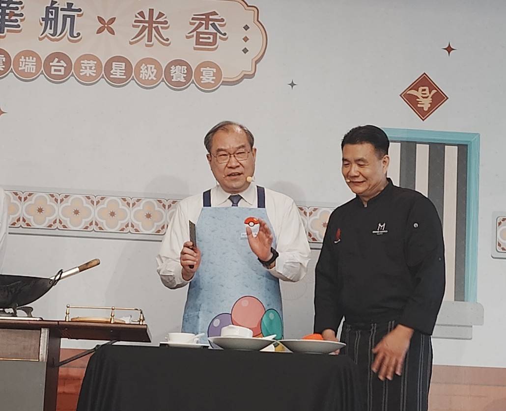 华航总经理高星潢(左)示及主厨陈永华(右)示范如何在高空端出台湾米其林一星米香高空经典台菜。黄淑惠/摄影