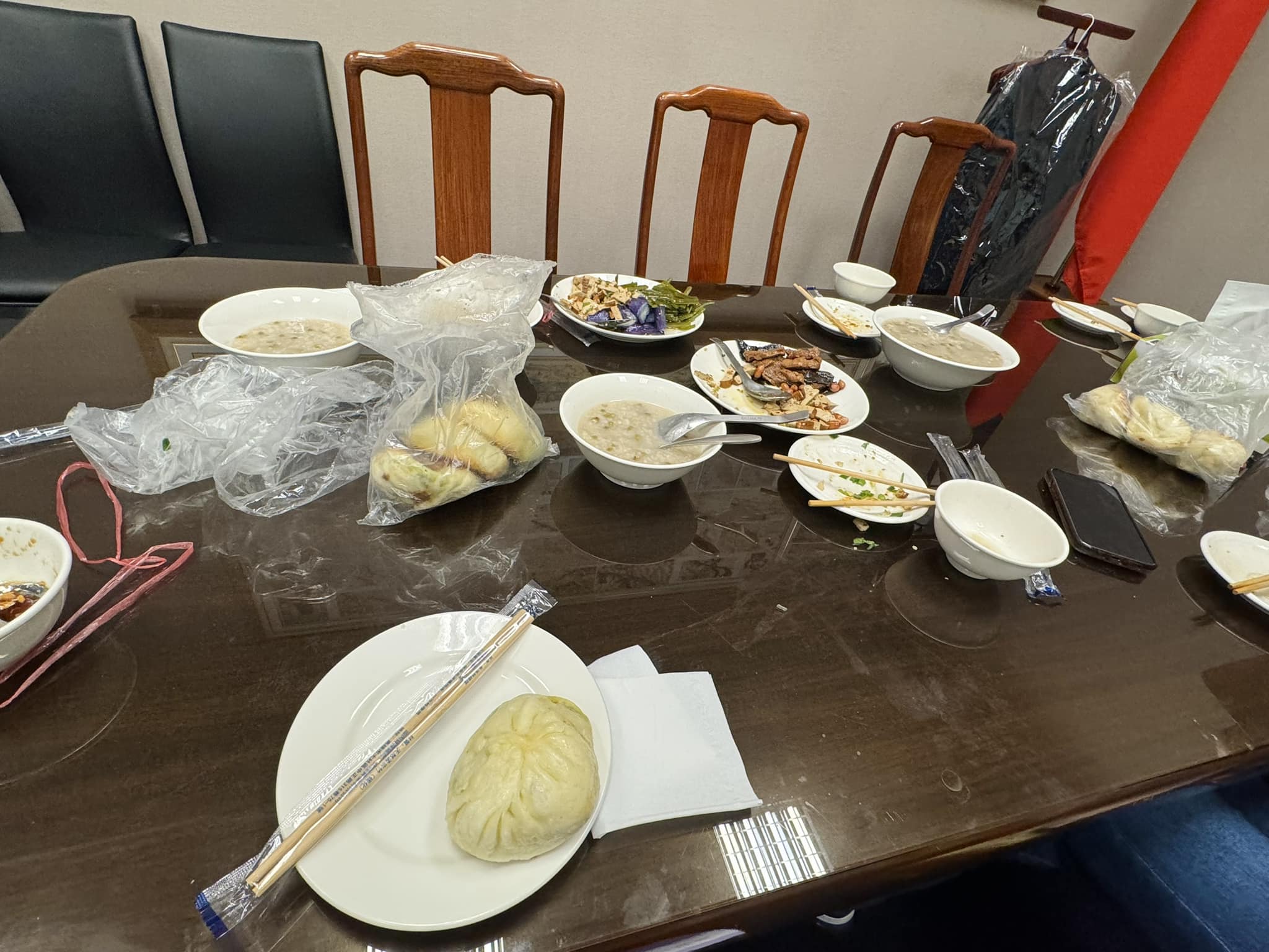 国民党立法院党团书记长洪孟楷今天在脸书贴出一张桌子摆著几份小菜与水煎包。图／撷自洪孟楷脸书