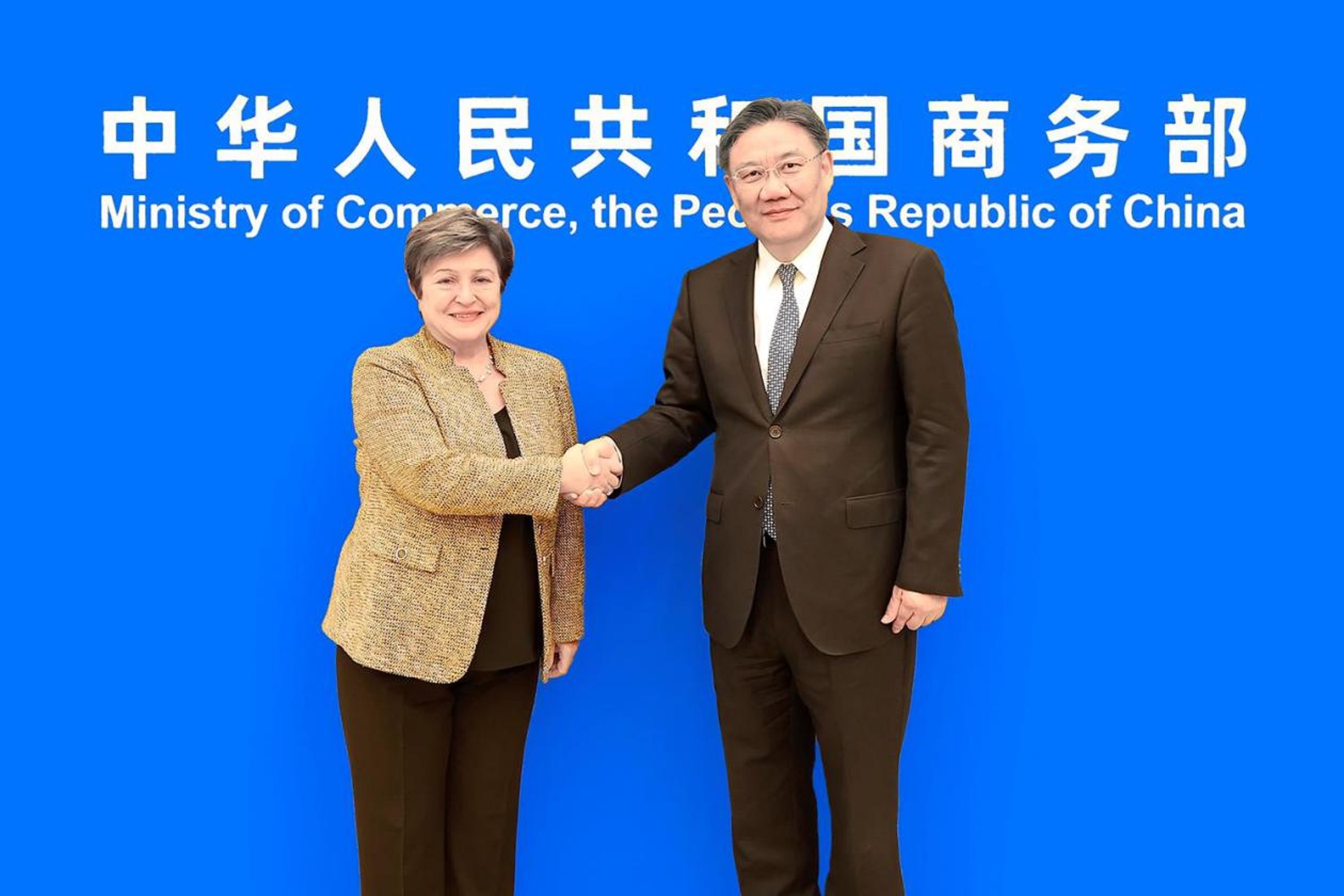 大陆商务部部长王文涛（右），26日在北京会见国际货币基金组织（IMF）总裁乔治艾娃（左）。（大陆商务部）