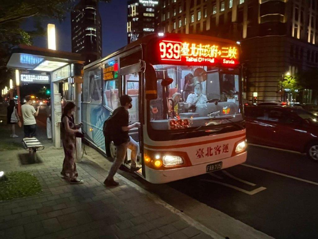 台北客运939路线公车司机昨因甲状腺机能亢进开车途中吃巧克力棒遭民众呛投诉进而在车上开骂。示意图。图/台北客运提供