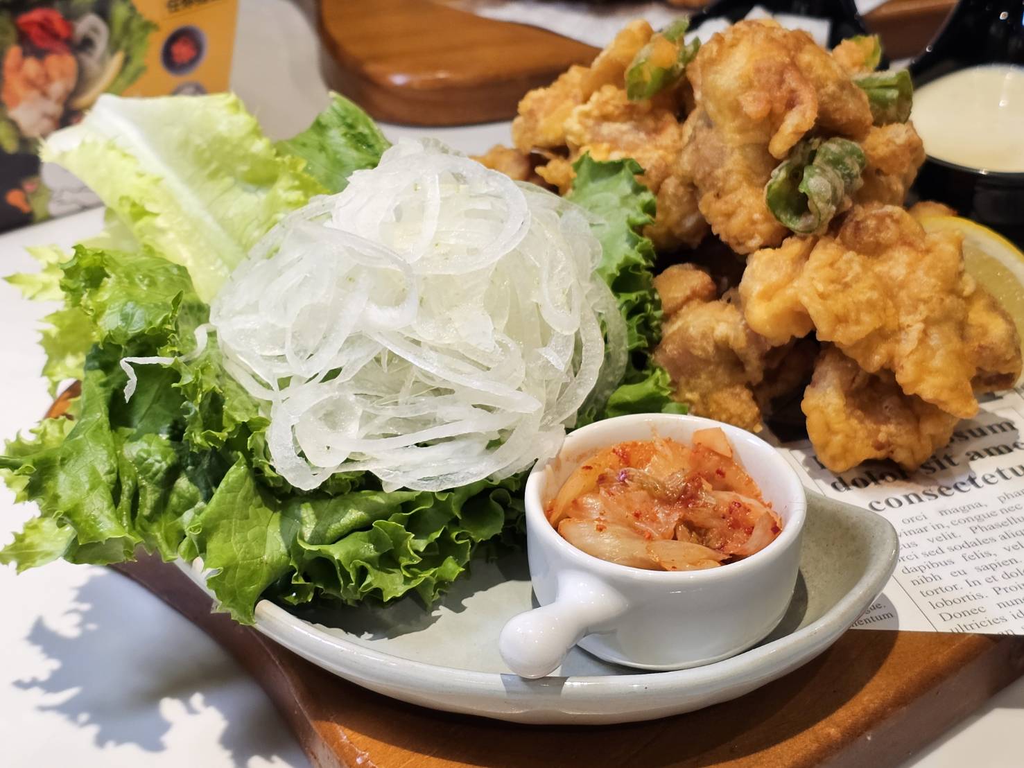 「柠香玛呦炸鸡」提供有生菜、洋葱、泡菜等佐料。记者陈睿中／摄影