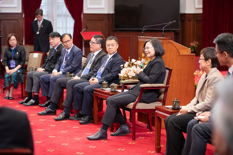 蔡英文总统今天接见「第31届亚洲台湾商会联合总会回国访问团」。图／总统府提供