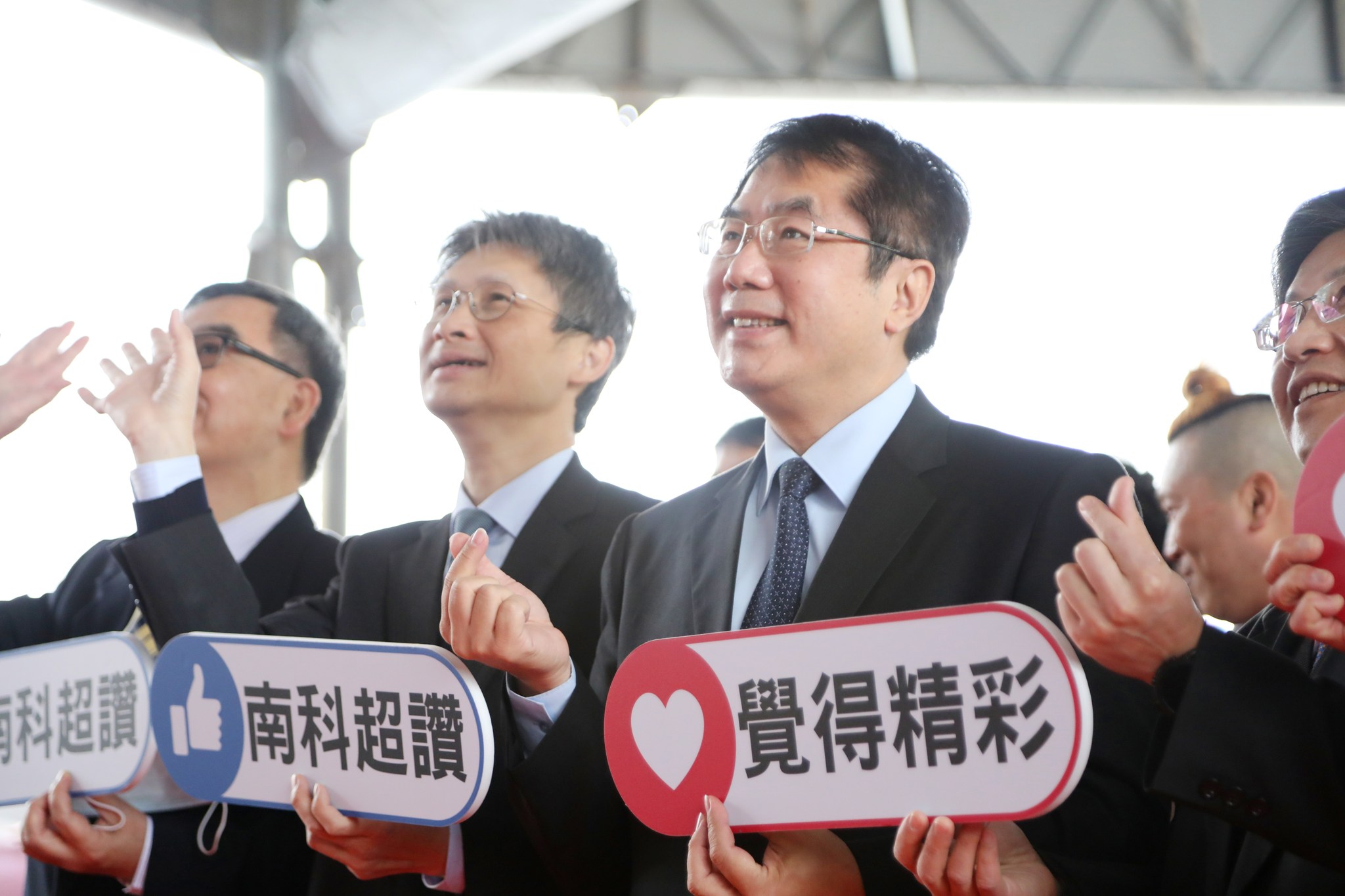 台南市长黄伟哲（右）与南科管理局长苏振纲（右二）出席活动。取自黄伟哲脸书