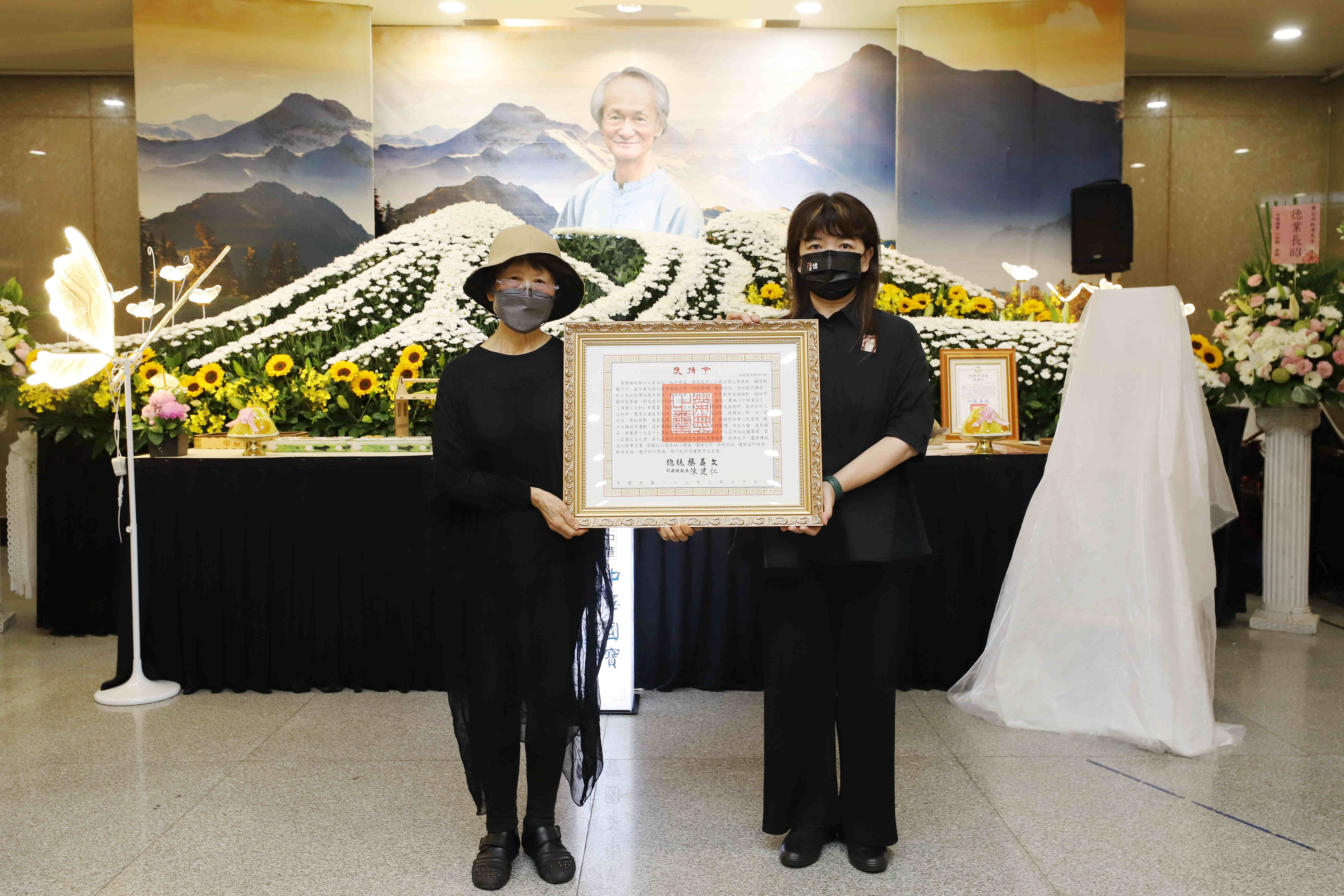 文化部政务次长李静慧（右）代表颁赠总统褒扬令，由黄永松夫人李南华女士（左）代表受赠。图/文化部提供