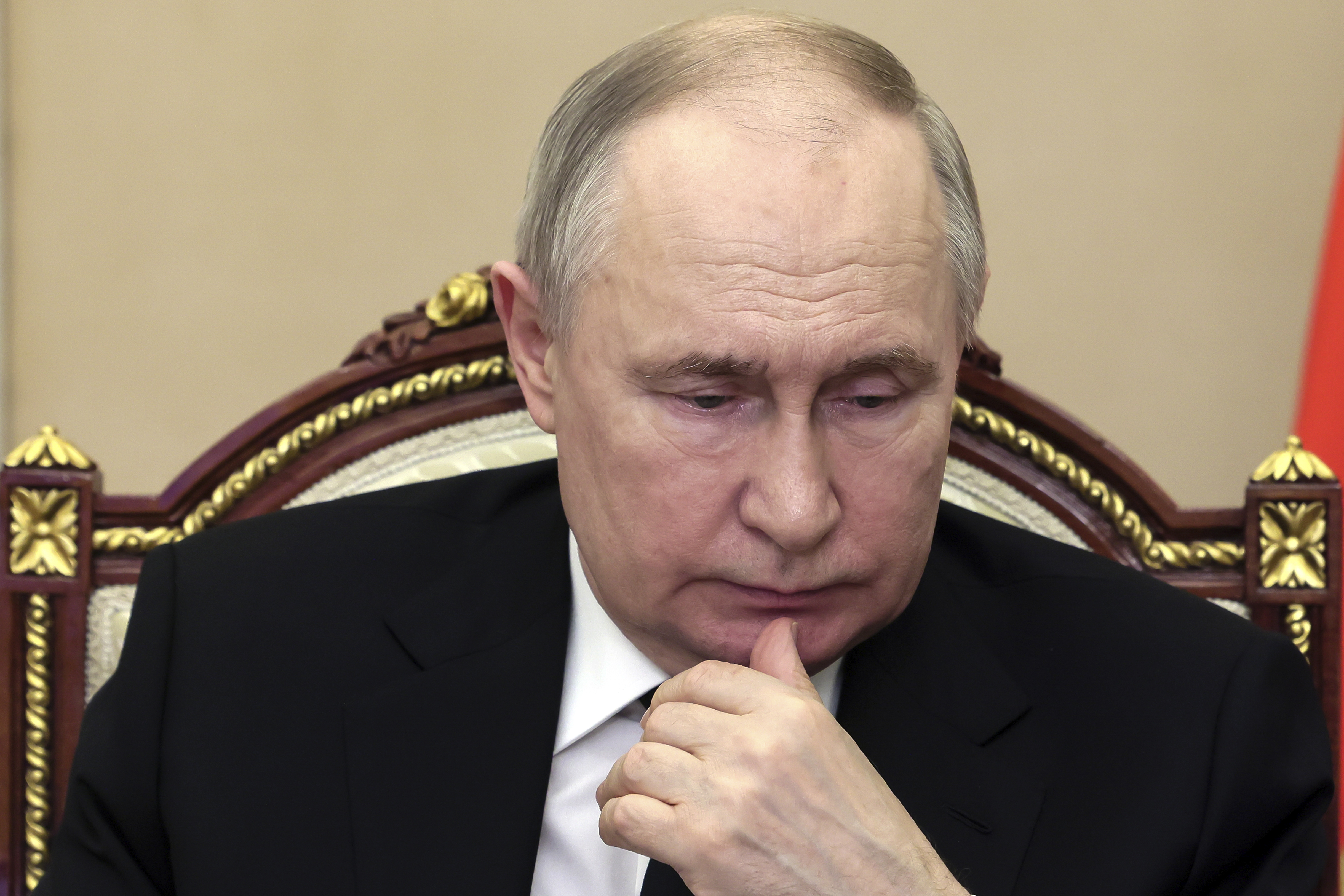 俄国总统普亭在恐攻发生后25日主持内阁应变会议。美联社
