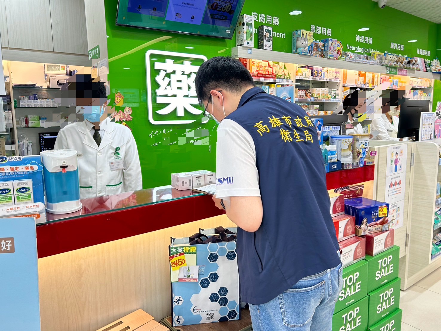 高雄市卫生局至卖场，查核日本小林制药红曲相关产品是否下架。图／高雄市卫生局提供