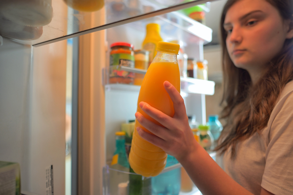 儿科医师欧淑娟提醒民众，若是热菜建议在不吃时立即放冰箱，并不将乳制品等较容易坏掉的食品放在冰箱门上，可以往冰箱中间移。此为示意图。图／Ingimage