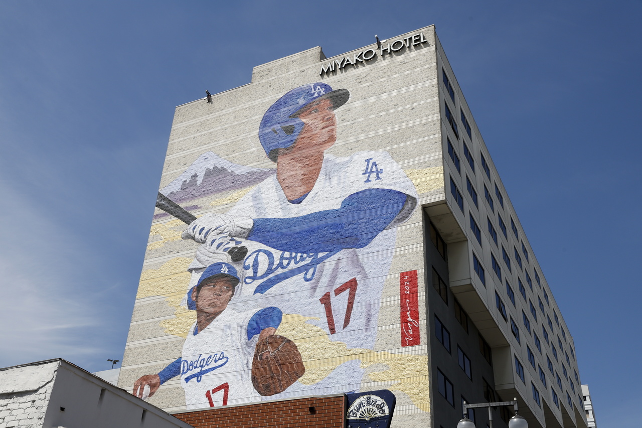 大谷在洛杉矶的二刀流巨型壁画今天揭幕。