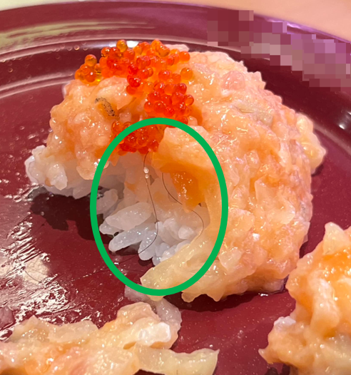 民众透露，自己和家人到某连锁寿司店用餐时，竟在寿司里面发现一根长发，忍不住直呼「好想吐」。图／撷自「爆怨公社」