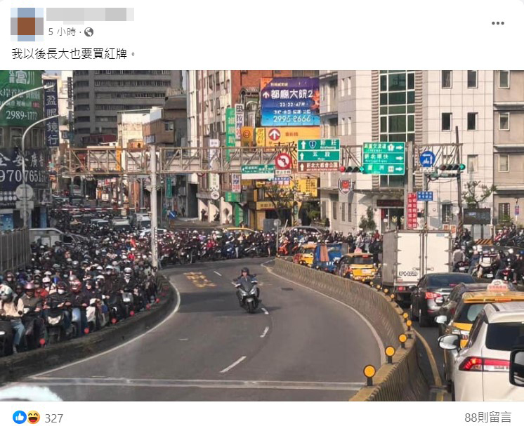 三重往台北市的台北桥，昨天因号志异常导致严重塞车，有网友就PO出当天照片，只见桥的两侧严重堵塞，但中间车道却空荡荡，仅有一辆重机行驶，让原PO看了很羡慕。