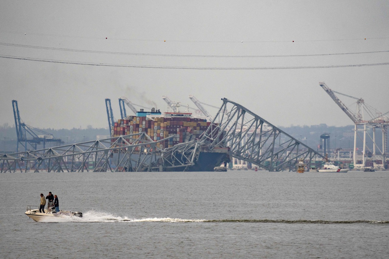 悬挂新加坡国旗的大型货轮DALI号从马里兰州巴尔的摩港启程后，原定驶往斯里兰卡，不料却撞上凯伊桥的混凝土桥墩。