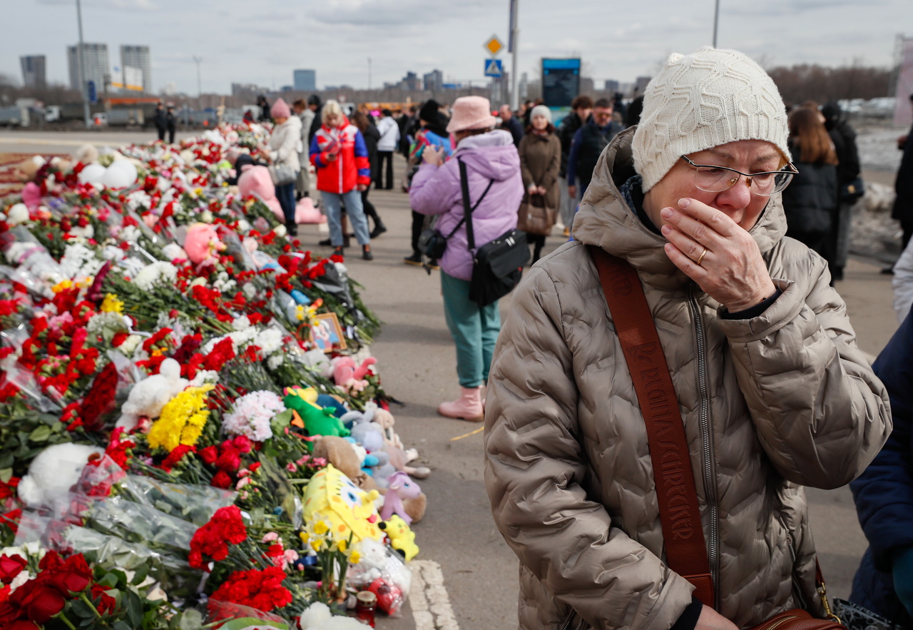 俄罗斯表示，莫斯科近郊音乐厅恐怖攻击案，死亡人数今天攀升至143人。图为俄国民众聚集在音乐厅附近哀悼场景。图／欧新社