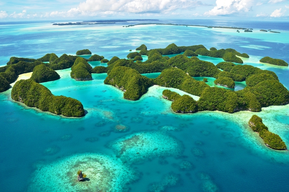 位于西太平洋地区的帛琉，素有「彩虹故乡」之称，总共有340座岛屿，拥有丰富、辽阔的海洋资源，全世界独有的著名景观牛奶湖、大断层、干贝城及软珊瑚区等。图／华航提供