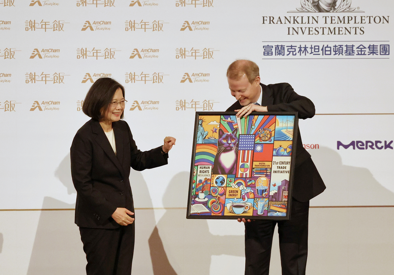 台湾美国商会第56届「谢年饭」晚宴活动28日在台北举行，美国商会理事长席佛（Dan Silver）（右）会中致赠总统蔡英文（左）一幅AI生成画作。图／中央社