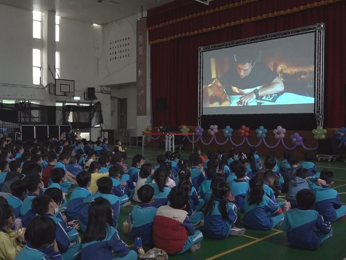 瑞芳国小全校师生860位一起观赏电影，创造特别的儿童节回忆。