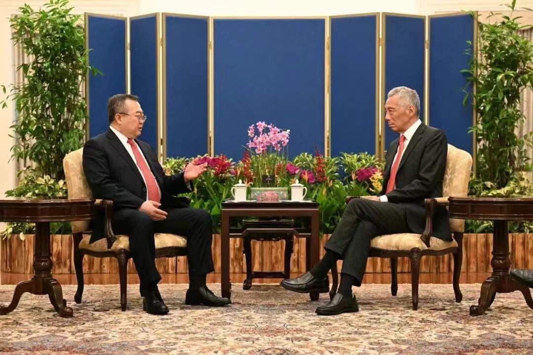 新加坡总理李显龙27日会见中共中央对外联络部部长刘建超时表示，新加坡看好中国发展前景。（图／取自中联部新闻办公室官方微博）