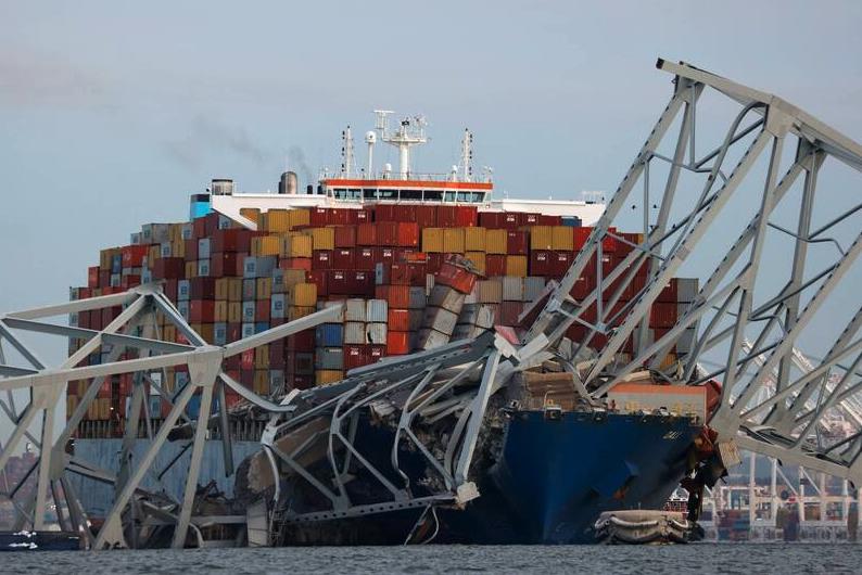 甲基伊大桥嶆货轮撞击坍塌，几乎横断整个巴尔的摩港入港水道，该港恐长期停摆。路透
