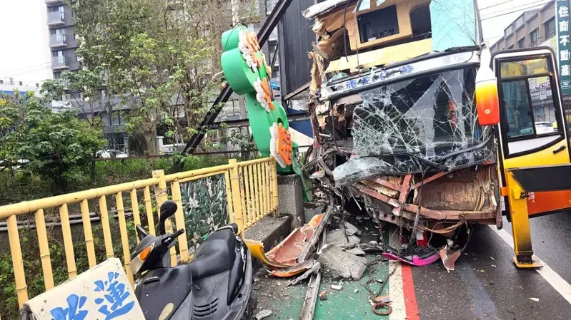 新竹县竹东高中一辆校车，今天上午7时许行经北兴路二段时，不明原因竟冲撞护栏，由于撞击力道猛烈，造成车上司机与6名学生受伤流血送医。图／民众提供