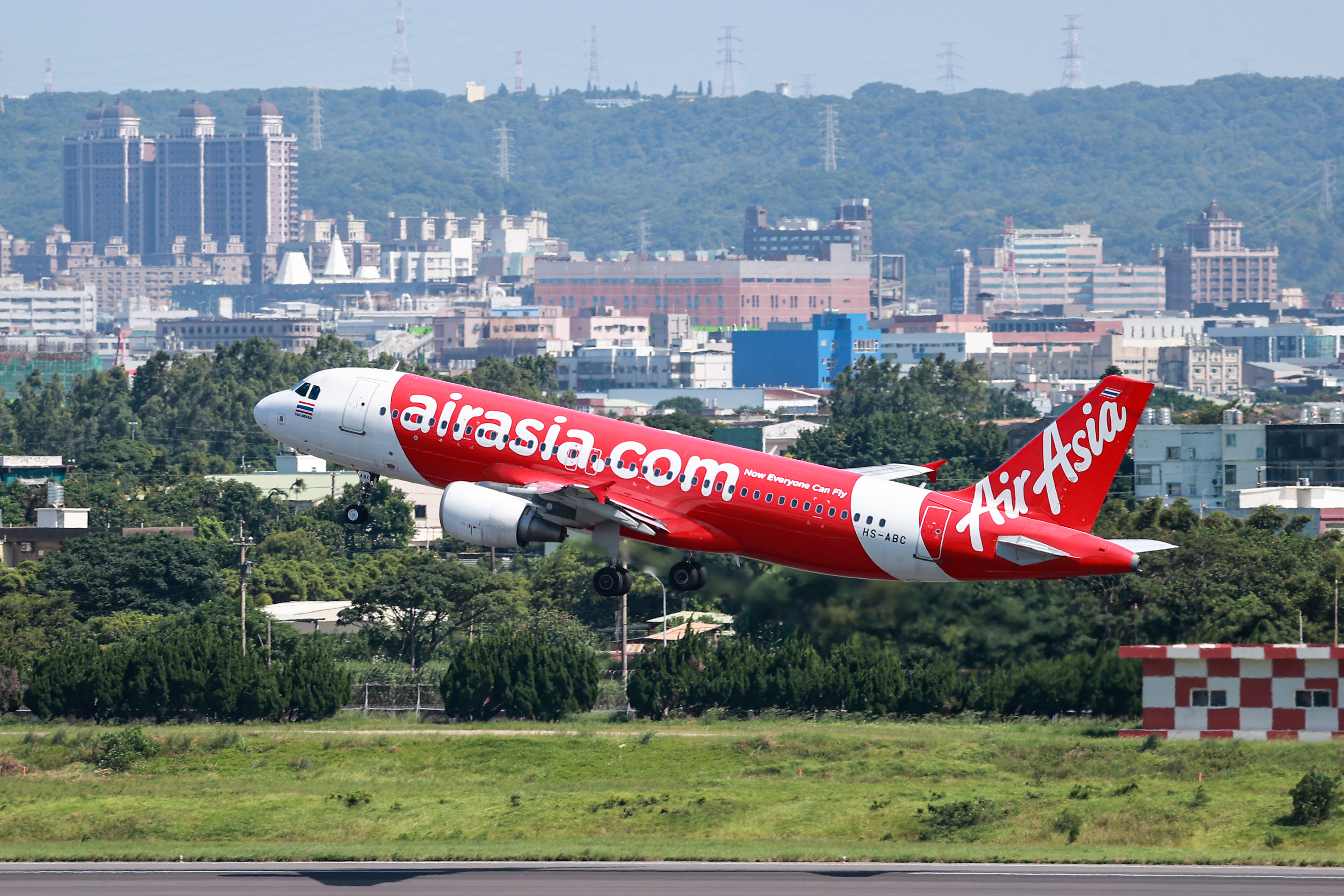 亚洲航空AirAsia上周刚宣布开航台北-冲绳、台北-东京成田、高雄-东京成田3航线，不料，昨天就传出民众收到「台北-东京成田」航班取消的退款信。本报资料照片