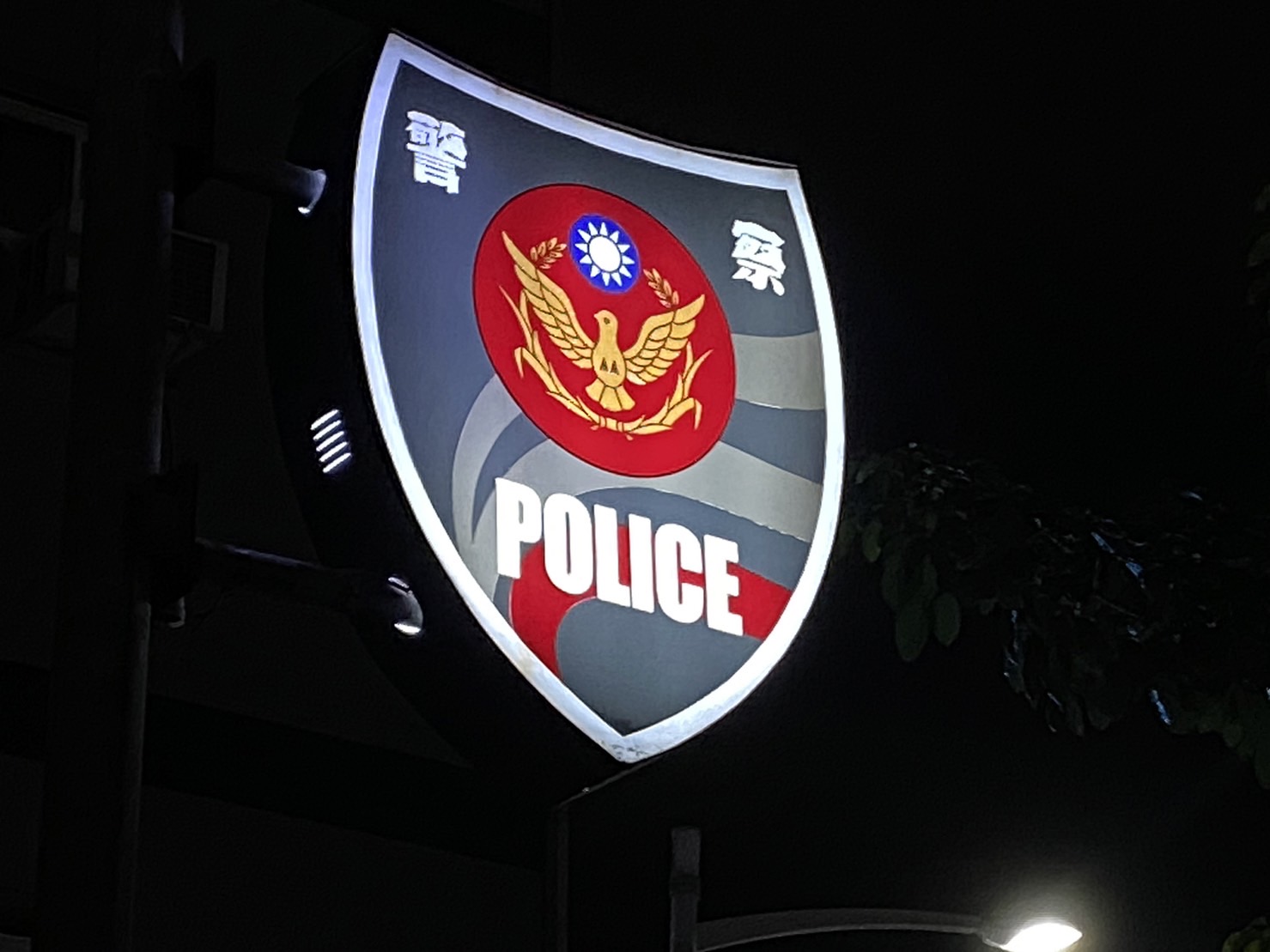 台南麻豆警分局一名女警，昨深夜11点51分被发现陈尸在官田体育公园自己车上驾驶座，旁边有一把警枪人已明显死亡。警察示意图／联合报系资料照片
