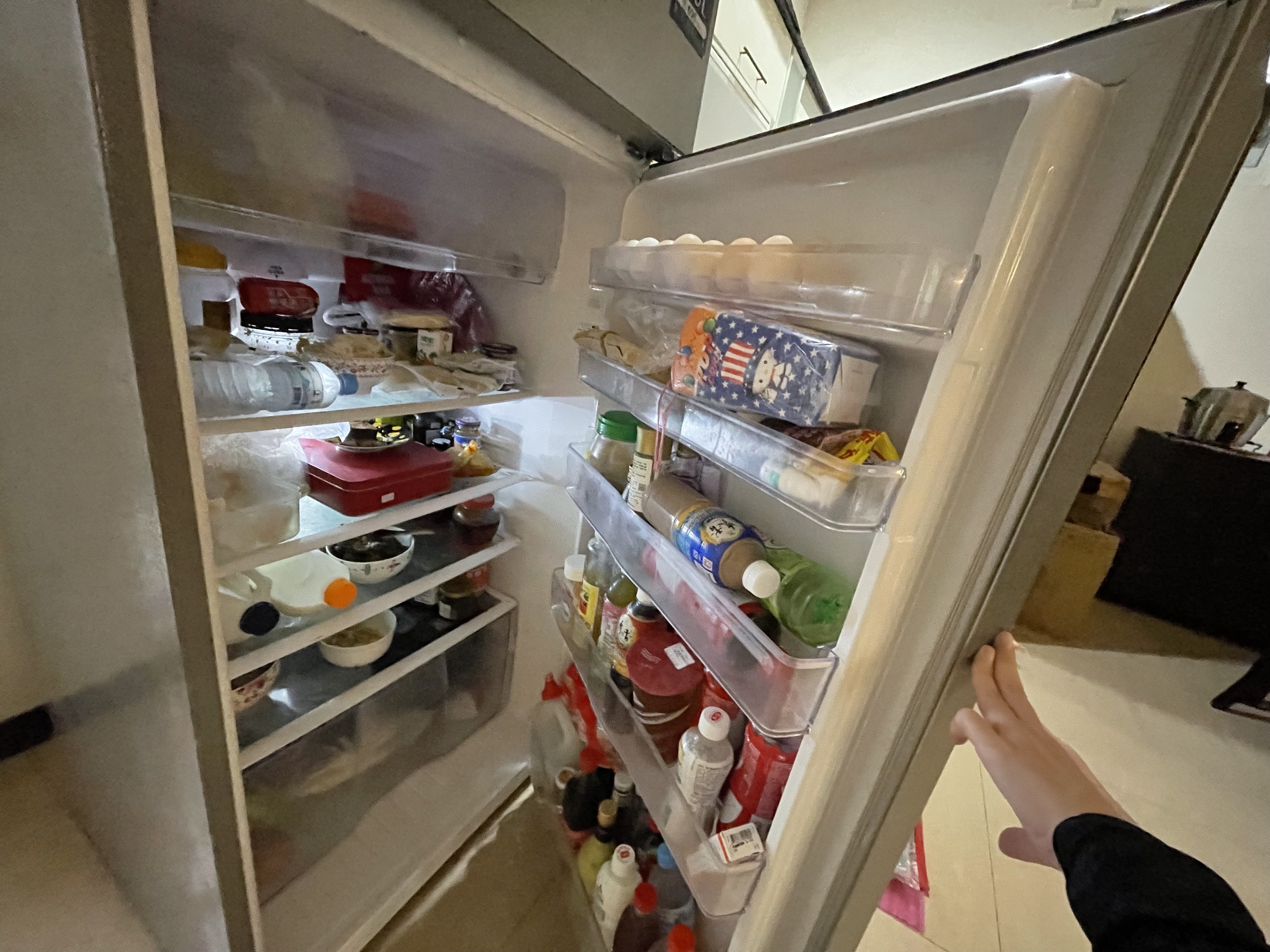 民众最常有的错误观念是「食物要放到常温才能放到冰箱」，或称是过时观念。最好食物在50至60度以上的时候就放进冰箱，避免细菌增生跟产生更多的毒素。示意图。本报资料照片
