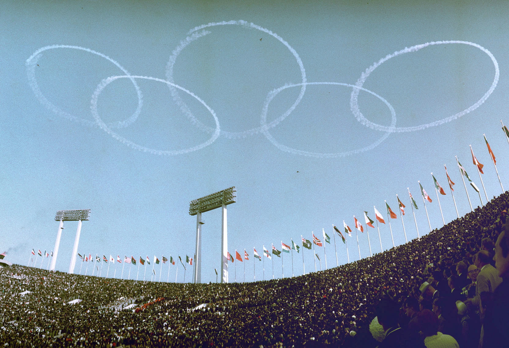 日本航空自卫队的蓝色冲击波（Blue Impulse）飞行表演队，1964年在东京奥运开幕式上，5架F-86在东京国立竞技场上空画出奥林匹克标志圆圈，打响国际知名度。路透