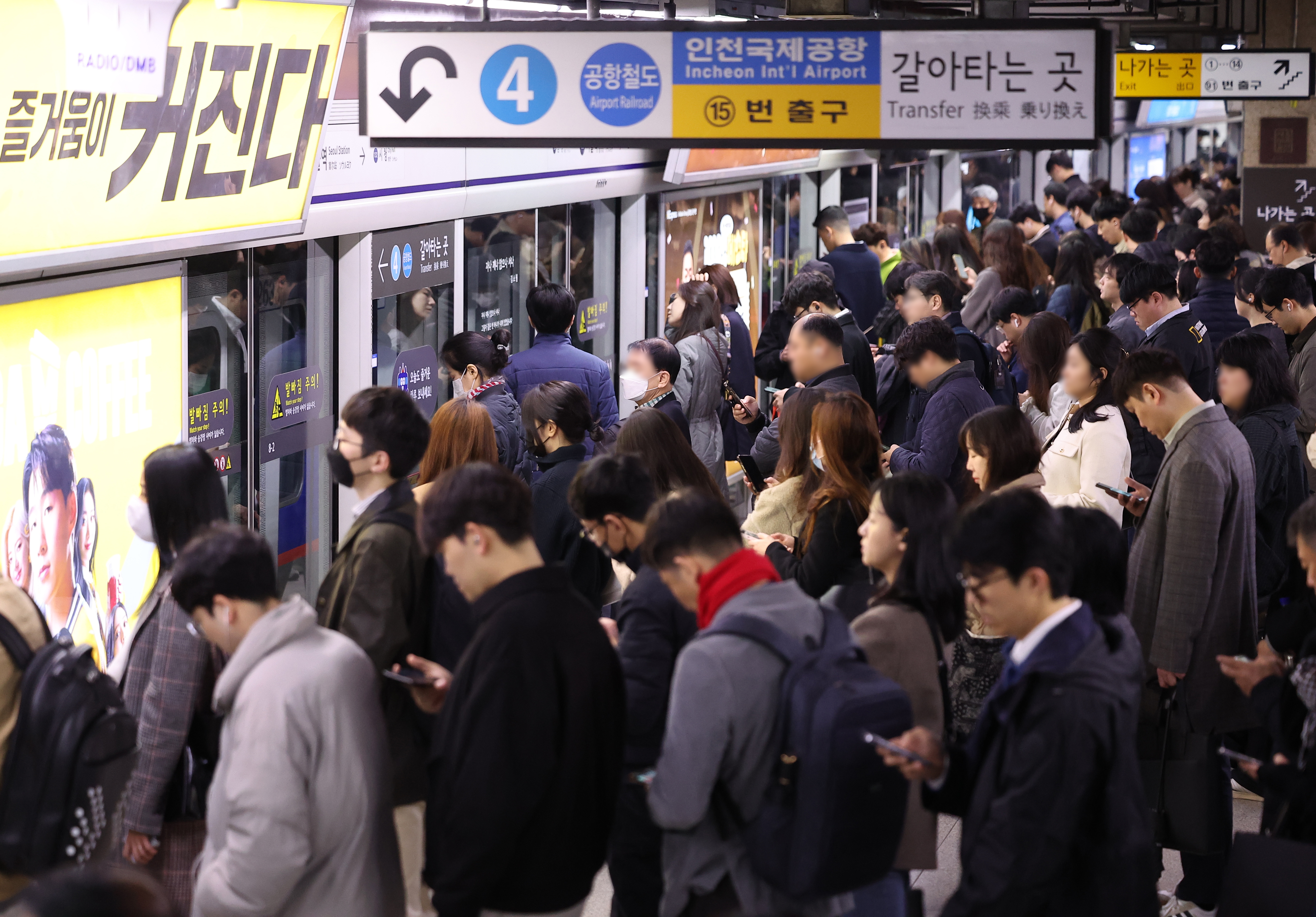 南韩首尔市公车工会28日宣告劳资谈判破局，凌晨4点正式展开罢工，市内将近98%公车停驶，这是首尔市继2012年后遭遇大规模罢工，大批通勤市民尖峰时段人挤人抢搭地铁。欧新社