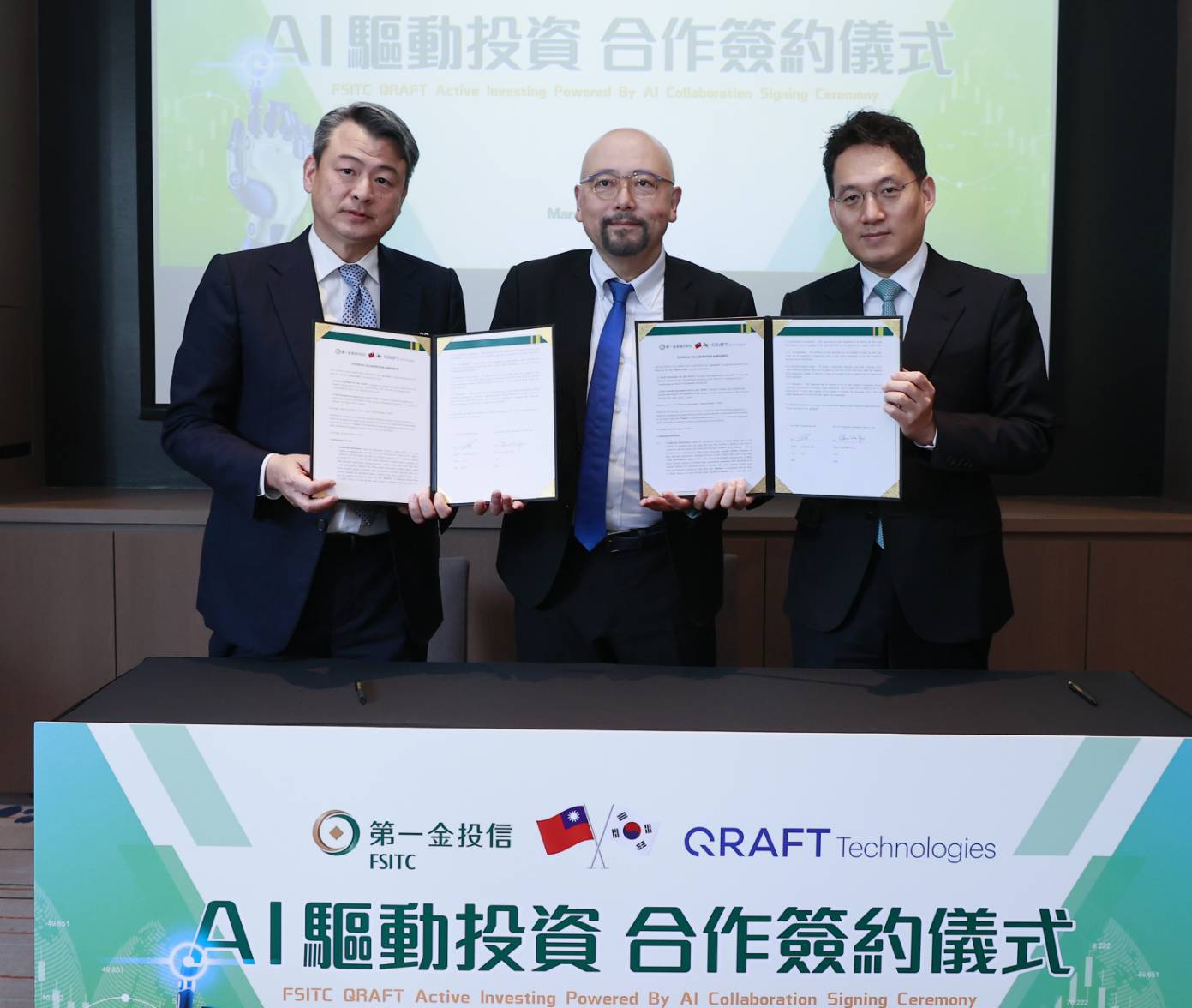 第一金投信董事长尤昭文(左)与QRAFT金融科技签约在AI驱动投资合作。(第一金投信/提供)